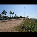 Der Weg zwischen den Backwaters links und dem Meer rechts